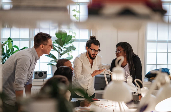 Menschen in einem E-Commerce-Unternehmen bei der Arbeit