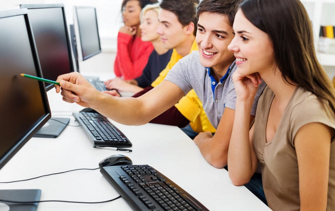 Azubis in der Schule beim Lernen