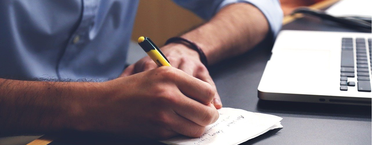 Jemand der ein Interview per Hand mitschreibt