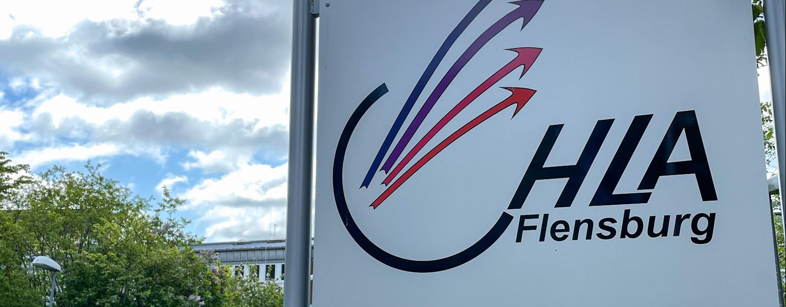Schild der HLA - Die Flensburger Wirtschaftsschule